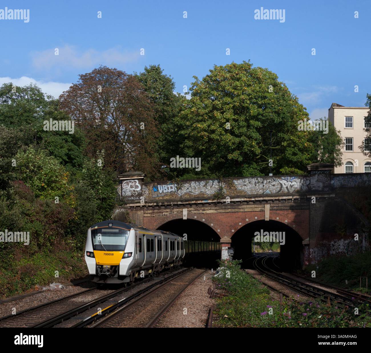 Train électrique Govia Thameslink classe 700 à Denmark Hill sud de Londres en passant par le tunnel Grove Banque D'Images