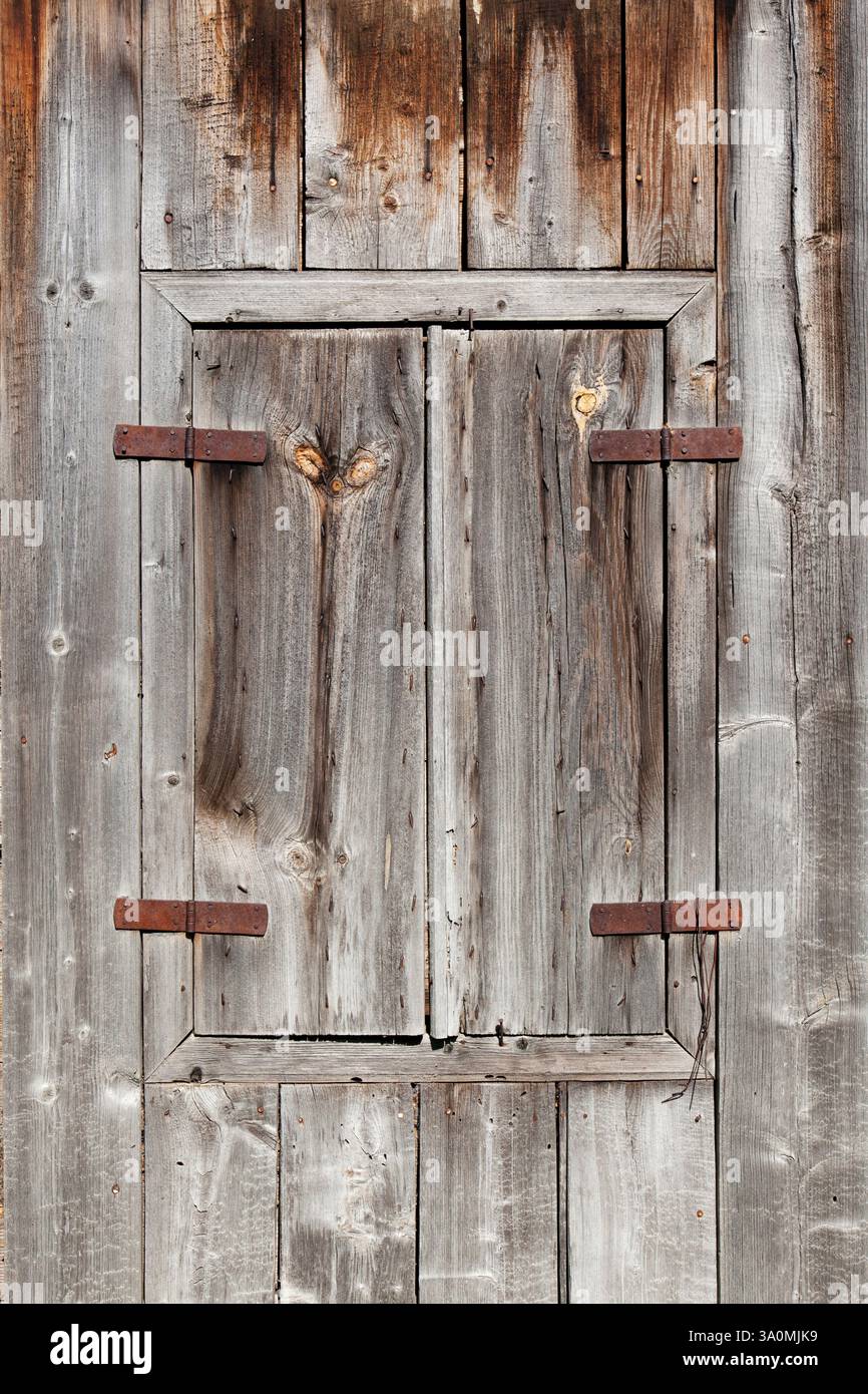 Vieux chalet en bois avec fenêtre en bois et toit en bois Banque D'Images