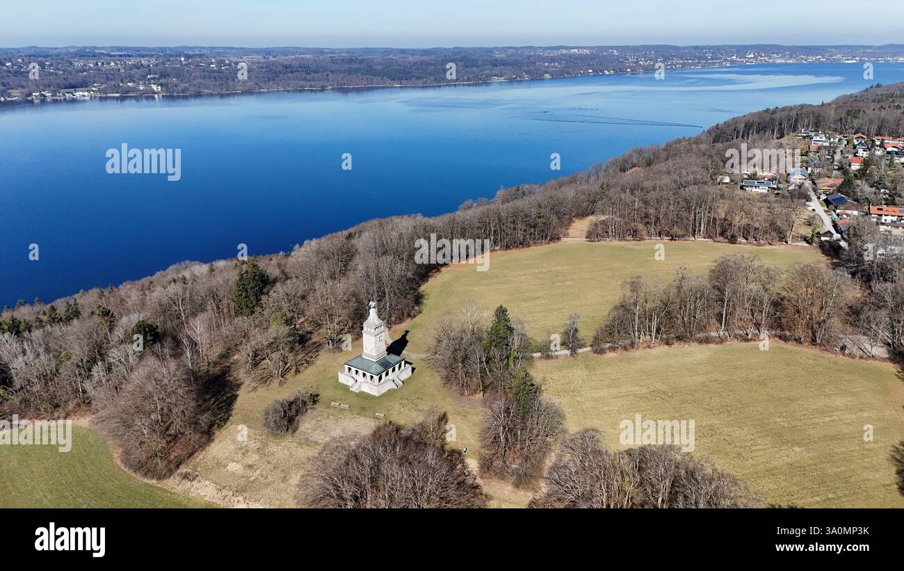 ACHTUNG NUR REDAKTIONELL VERWENDBAR hier der Blick auf den Bismarckturm BEI Berg-Assenhausen Landkreis Starnberg, Bismarckdenkmal, im Hintergrund der Starnberger Voir *** ATTENTION Banque D'Images