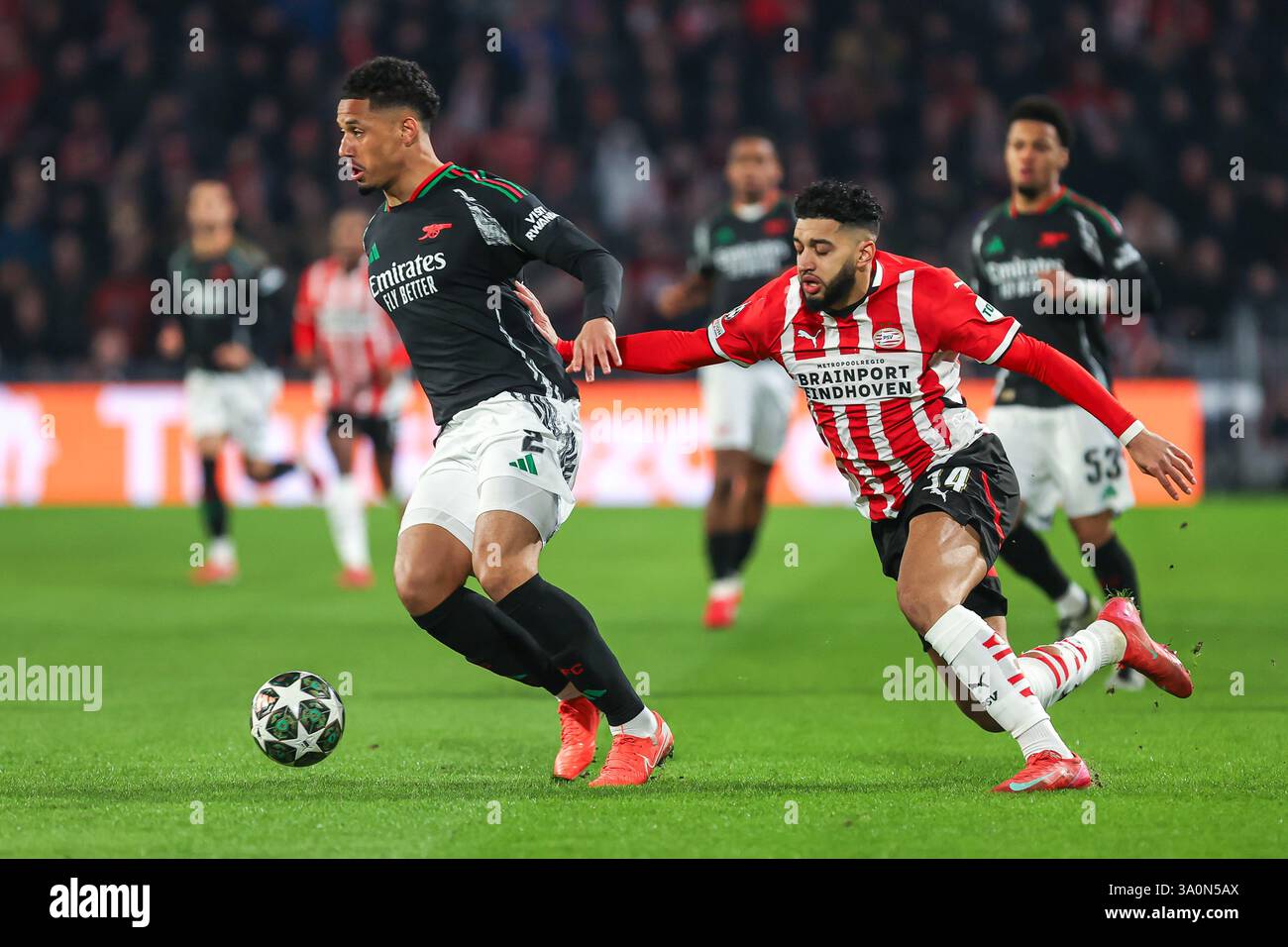 Eindhoven, Brabant du Nord, pays-Bas. 4 mars 2025. WILLIAM SALIBA (Arsenal FC, #2) et RICARDO PEPI (PSV Eindhoven, #14) bataille/combat/compétition pour le ballon, Soccer 2025 : PSV Eindhoven vs Arsenal FC (image crédit : © Gabriel Boia/ZUMA Press Wire) USAGE ÉDITORIAL SEULEMENT! Non destiné à UN USAGE commercial ! Banque D'Images