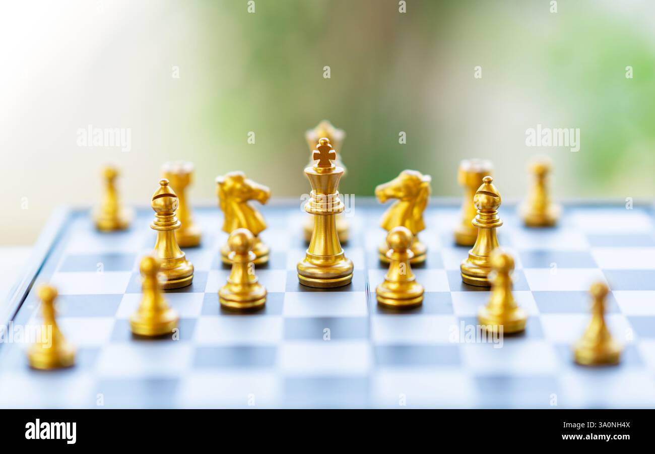 Un roi d'échecs debout au centre de l'échiquier avec diverses pièces d'échecs positionnées autour de lui, concept de centralisation du pouvoir. Banque D'Images