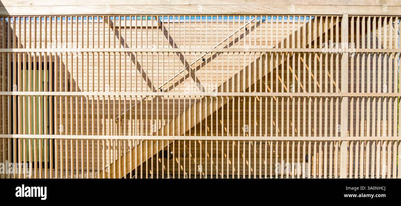 détail d'un écran en acajou sur une maison contemporaine, Banque D'Images