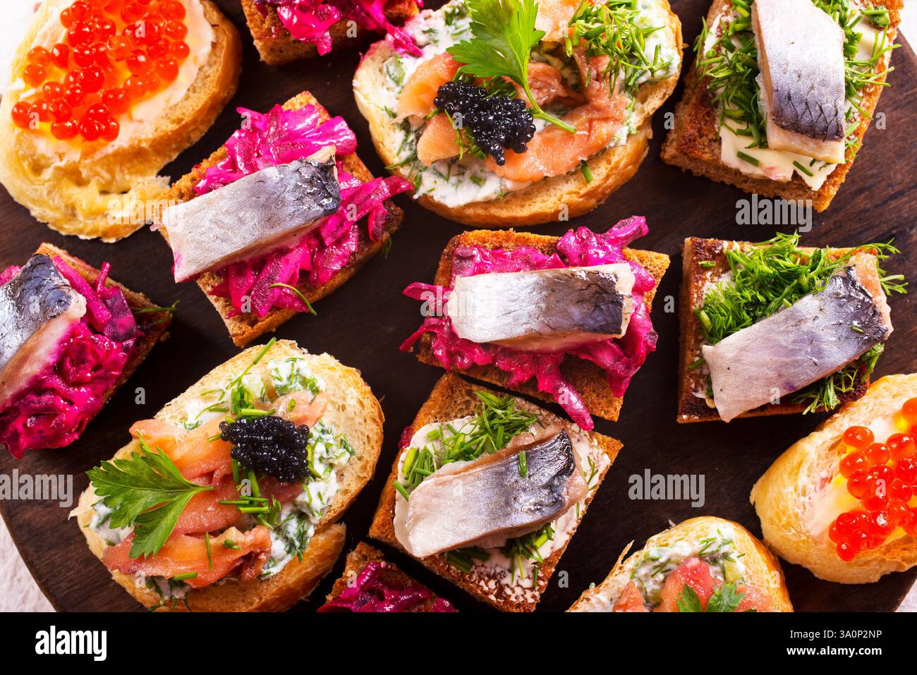 pain avec fruits de mer et légumes sur planche de bois Banque D'Images