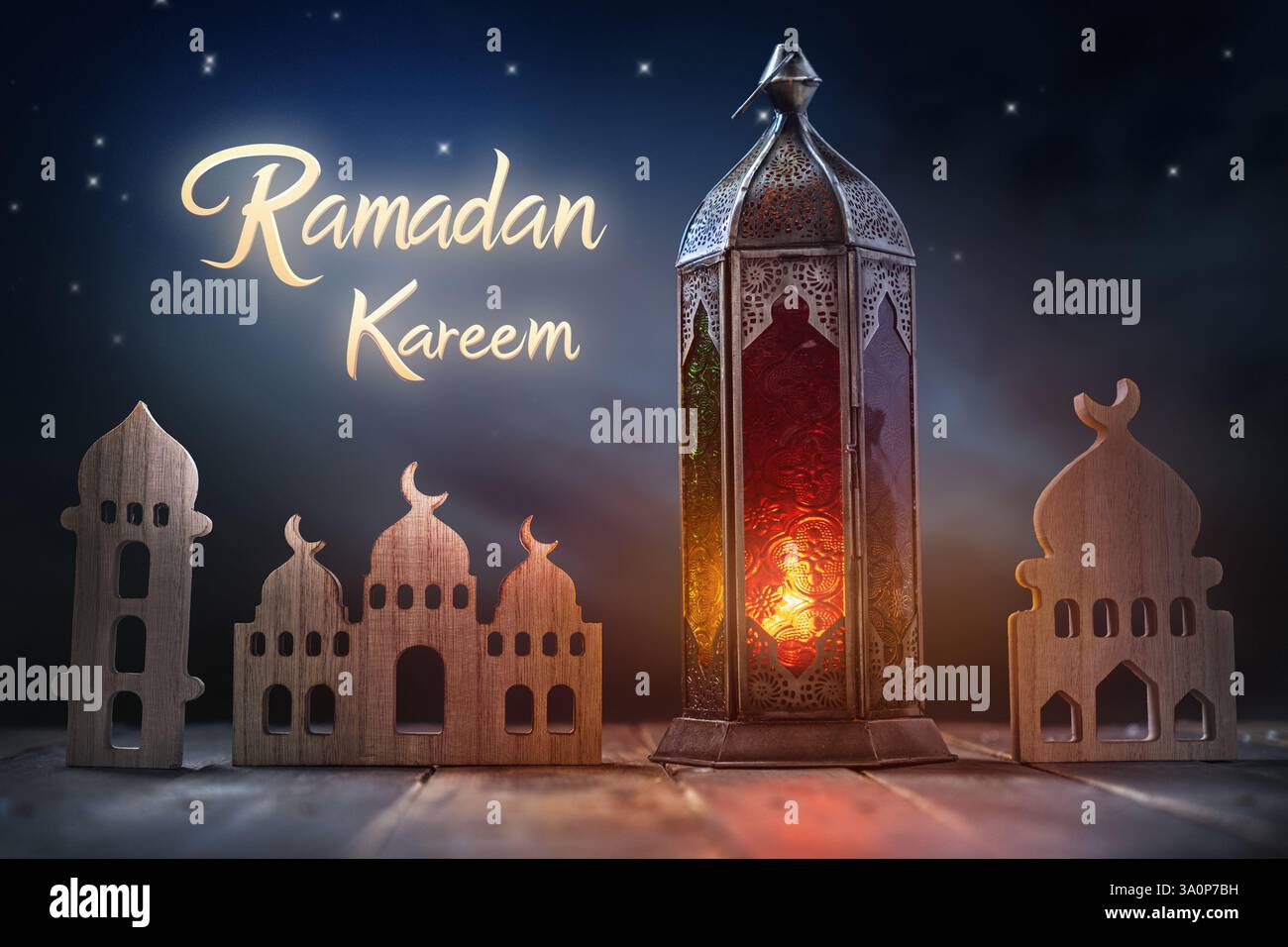 Lanterne arabe décorative avec bougie allumée la nuit. Carte de vœux festive, invitation pour le mois sacré musulman Ramadan Kareem. Banque D'Images