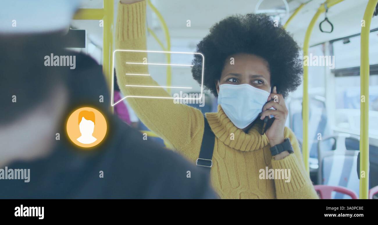 Image de l'icône de médias sociaux avec bulle de discours sur la femme afro-américaine à l'aide d'un smartphone Banque D'Images