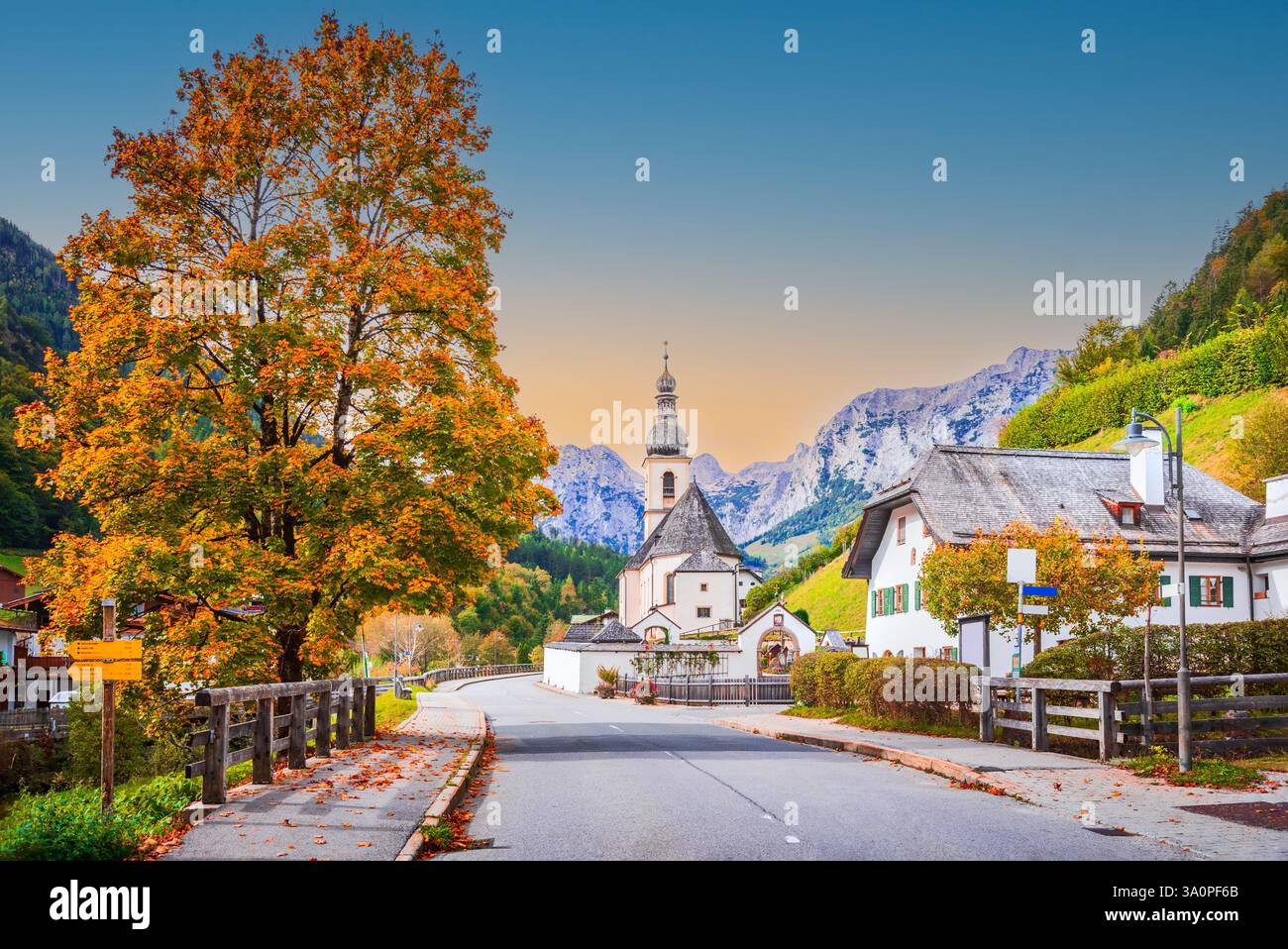 Ramsau am Berchtesgaden, Allemagne. Autum paysage coloré de l'église Saint-Sébastien et de la rivière Ramsauer Ache, Bayern. Banque D'Images