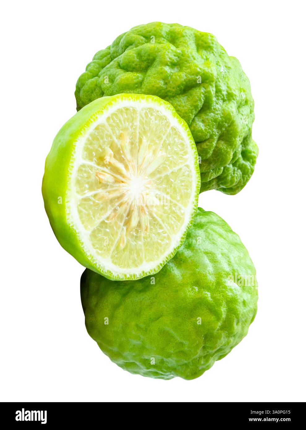 Vue latérale de fruits frais de bergamote verte ou de citron vert kaffir avec la moitié en pile est isolé sur fond blanc avec chemin de découpage. Banque D'Images