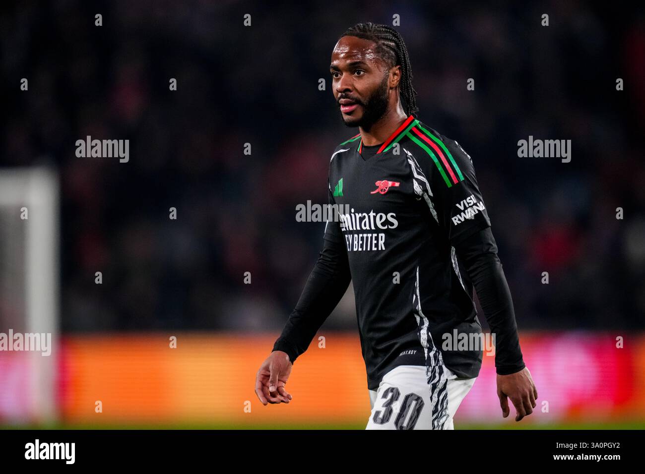 EINDHOVEN, PAYS-BAS - 4 MARS : Raheem Sterling d'Arsenal se met en scène lors de l'UEFA Champions League 2024/25 UEFA Champions League 2024/25 Round du 16e match de première manche entre le PSV et l'Arsenal FC au Philips Stadion le 4 mars 2025 à Eindhoven, pays-Bas. (Photo de René Nijhuis/MB Media) Banque D'Images
