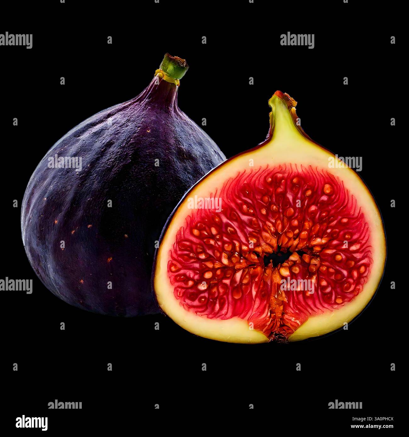 Fig, figue entière fraîche et demi-coupée sur fond noir Banque D'Images