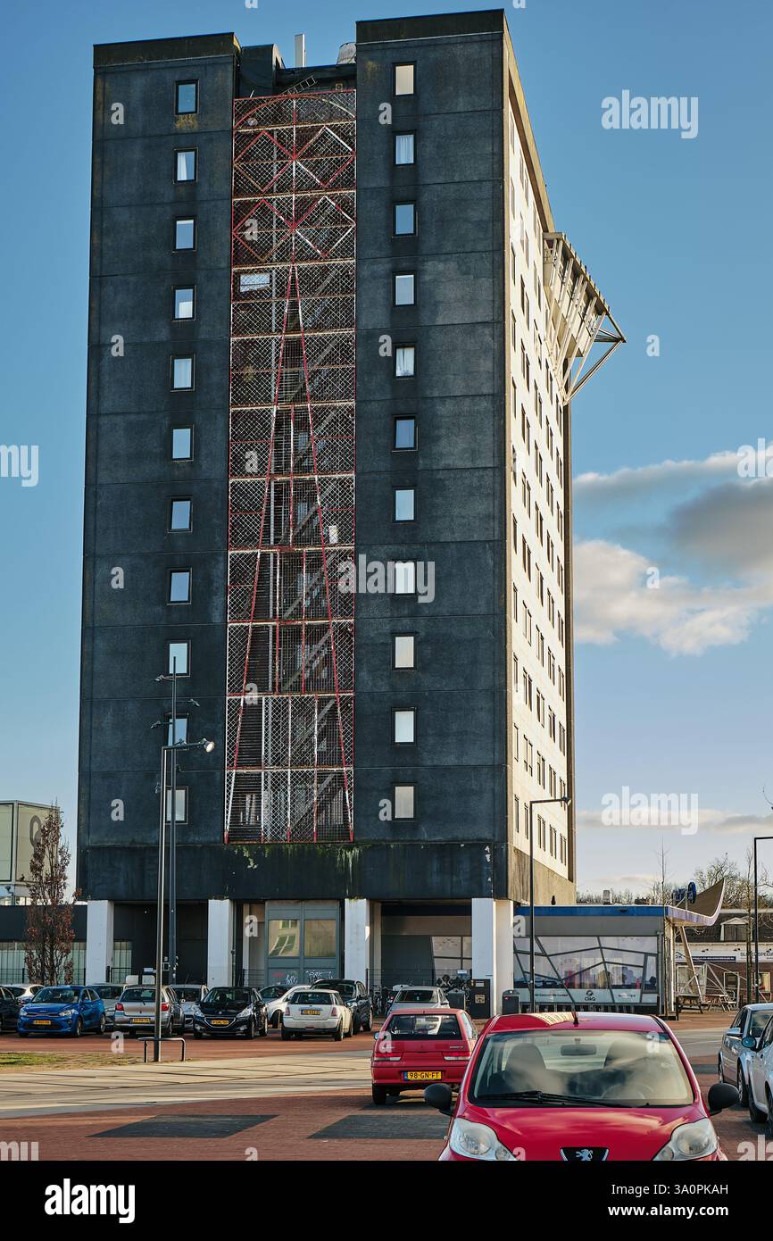 1 mars 2025 - Assen-pays-Bas : la tour Abel Tasman, un ancien immeuble de bureaux sur Veemarkt, est aujourd'hui transformée en logements modernes pour les jeunes. Banque D'Images