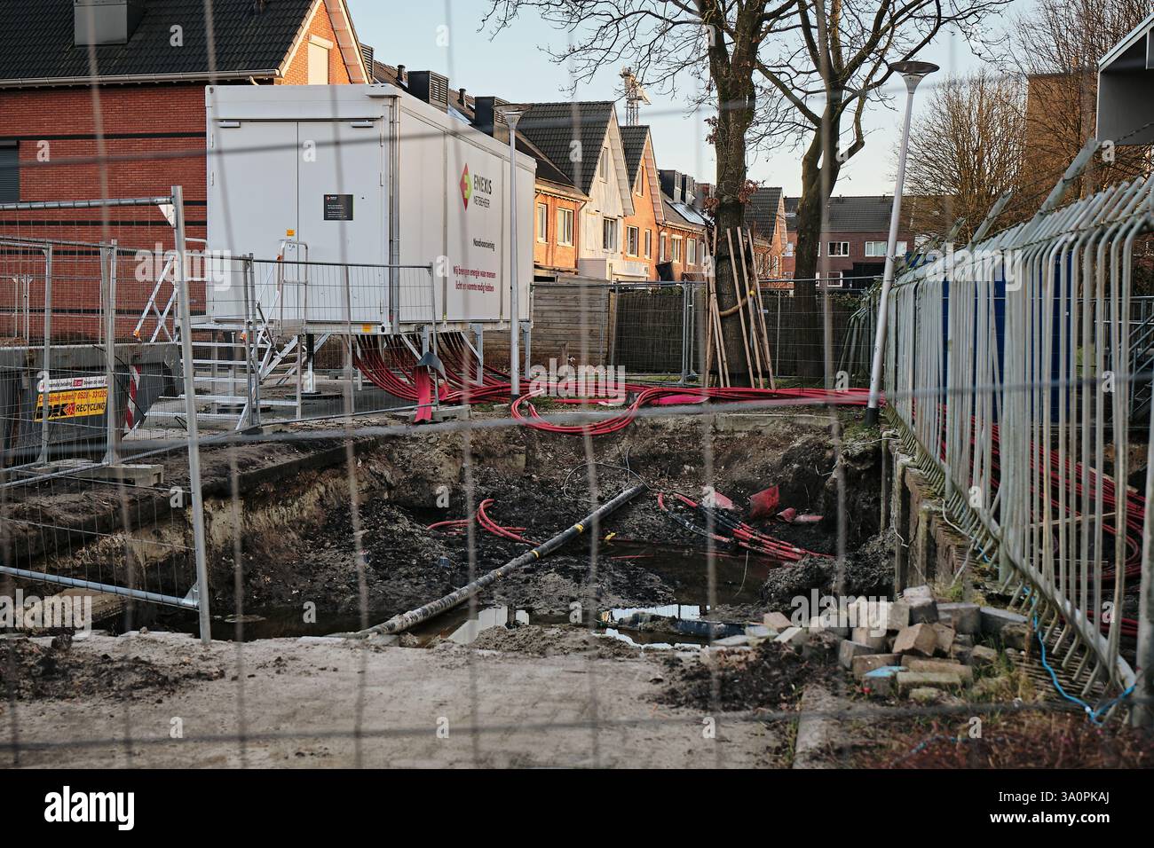 1er mars 2025 - Assen-pays-Bas : chantier de construction d'une station de transformation de 10 kV en rénovation avec une unité d'alimentation temporaire et des câbles rouges exposés Banque D'Images 1er mars 2025 - Assen-pays-Bas : chantier de construction d'une station de transformation de 10 kV en rénovation avec une unité d'alimentation temporaire et des câbles rouges exposés Banque D'Images