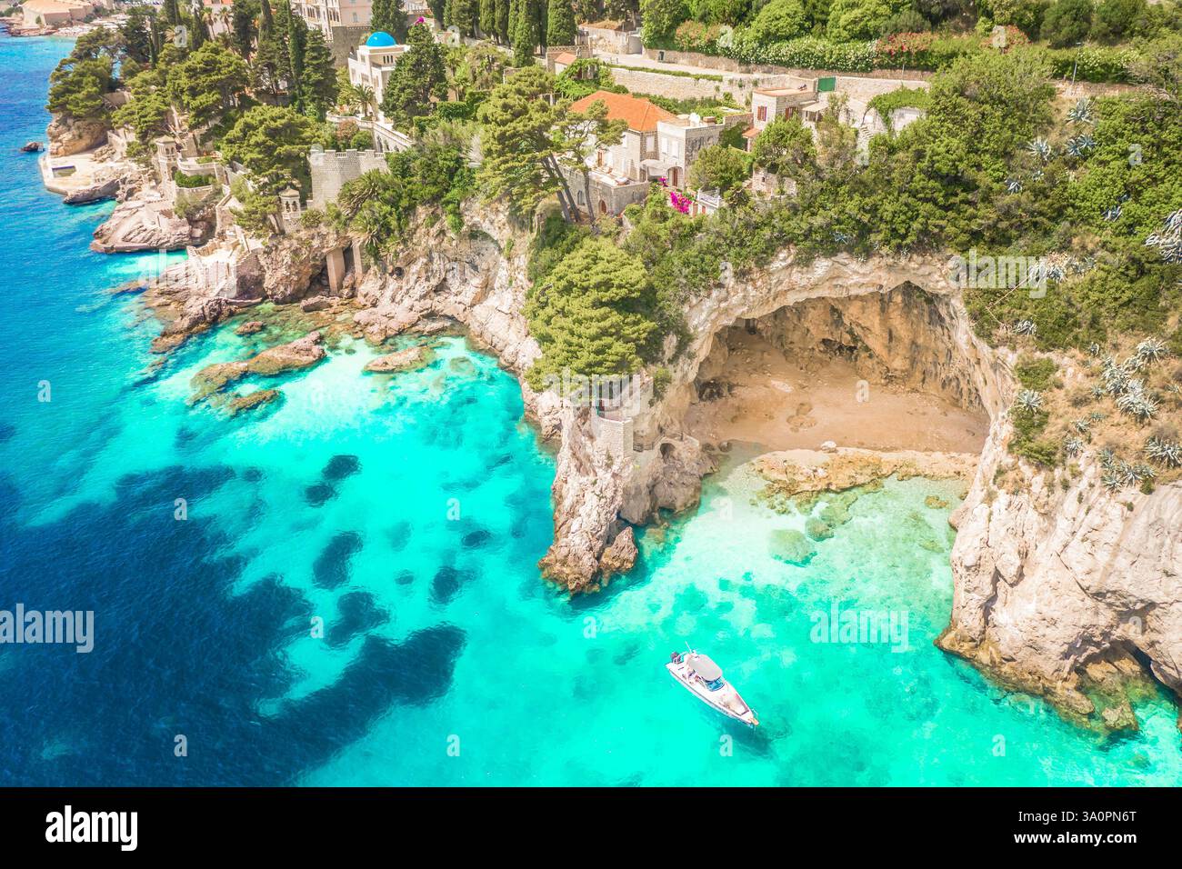 Betina Cave Beach aux eaux cristallines, Dubrovnik, Croatie Banque D'Images