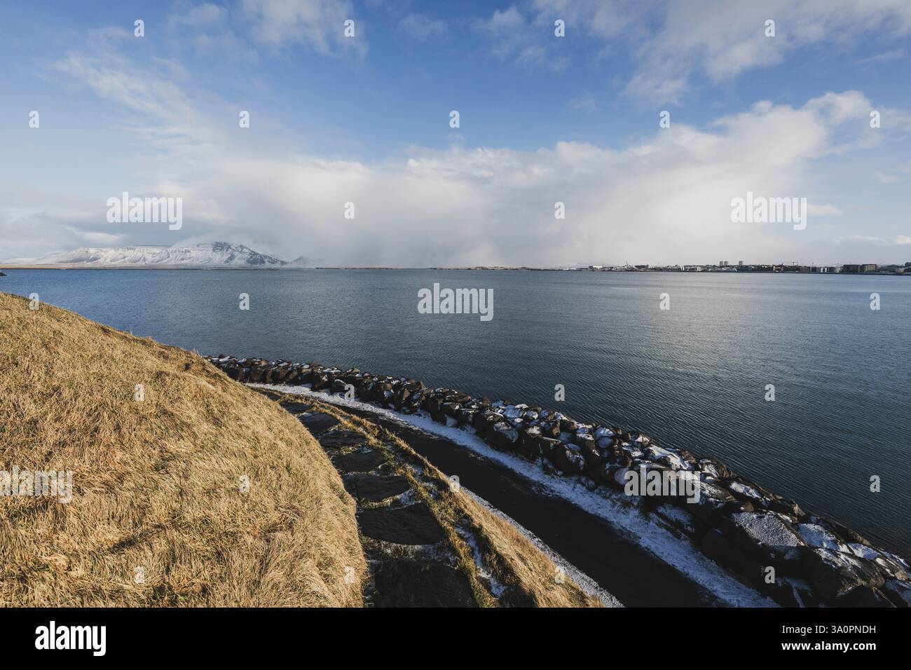 ??fa ñ Eine Outdoor-installation des Künstlers 'Löf Norda mit einem spiralförmigen Weg auf eine kleine Hügelkuppe im Hafen von Reykjavik AM 08.02.2025. // ??fa ñ est une installation extérieure de Löf artiste Norda avec un chemin en spirale vers une petite colline dans le port de Reykjavik le 8 février 2025. - 20250208 PD25309 crédit : APA-PictureDesk/Alamy Live News Banque D'Images