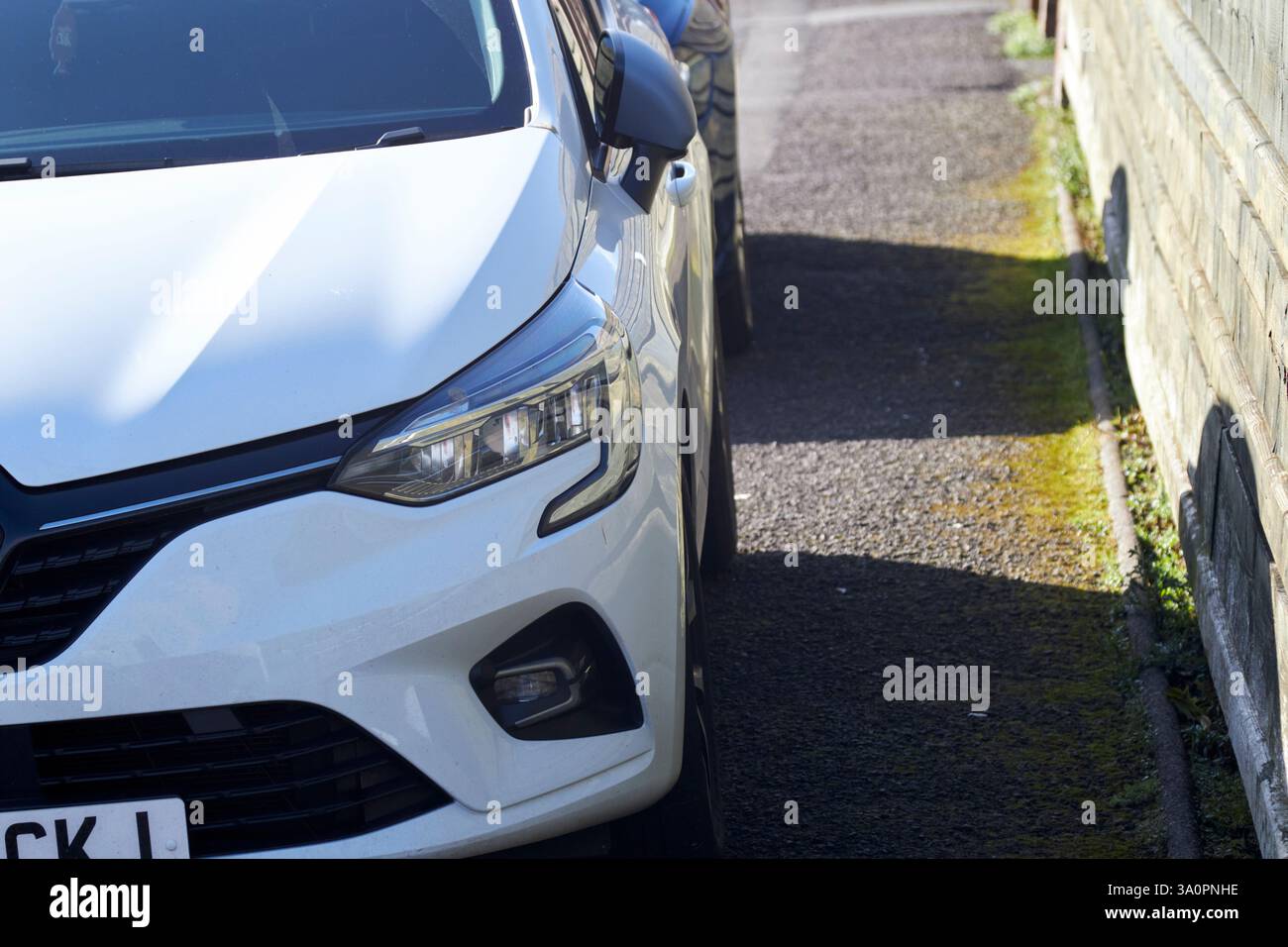 voitures garées sur la chaussée laissant peu d'espace pour les piétons belfast irlande du nord royaume-uni Banque D'Images