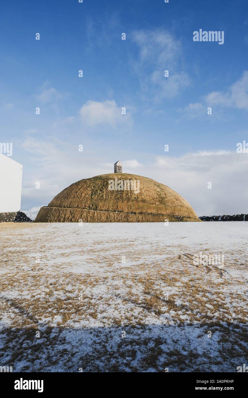 ??fa ñ Eine Outdoor-installation des Künstlers 'Löf Norda mit einem spiralförmigen Weg auf eine kleine Hügelkuppe im Hafen von Reykjavik AM 08.02.2025. // ??fa ñ est une installation extérieure de Löf artiste Norda avec un chemin en spirale vers une petite colline dans le port de Reykjavik le 8 février 2025. - 20250208 PD25300 crédit : APA-PictureDesk/Alamy Live News Banque D'Images
