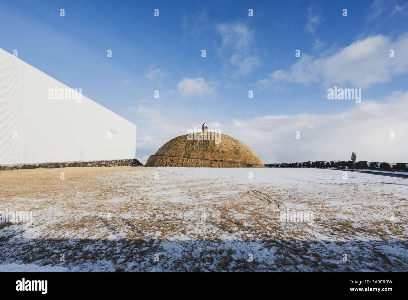 ??fa ñ Eine Outdoor-installation des Künstlers 'Löf Norda mit einem spiralförmigen Weg auf eine kleine Hügelkuppe im Hafen von Reykjavik AM 08.02.2025. // ??fa ñ est une installation extérieure de Löf artiste Norda avec un chemin en spirale vers une petite colline dans le port de Reykjavik le 8 février 2025. - 20250208 PD25299 crédit : APA-PictureDesk/Alamy Live News Banque D'Images