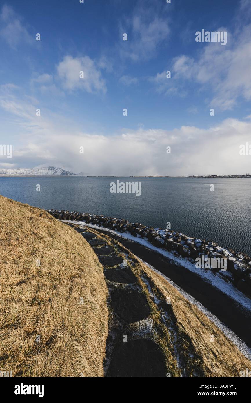 ??fa ñ Eine Outdoor-installation des Künstlers 'Löf Norda mit einem spiralförmigen Weg auf eine kleine Hügelkuppe im Hafen von Reykjavik AM 08.02.2025. // ??fa ñ est une installation extérieure de Löf artiste Norda avec un chemin en spirale vers une petite colline dans le port de Reykjavik le 8 février 2025. - 20250208 PD25306 Banque D'Images
