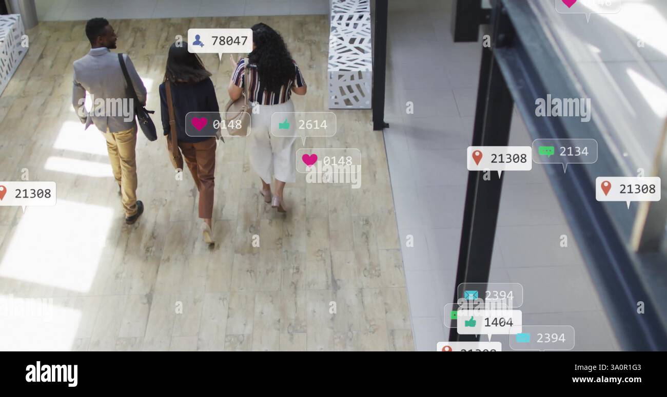 Image de l'icône des médias sociaux avec des chiffres sur divers collègues discutant de leur travail au bureau Banque D'Images