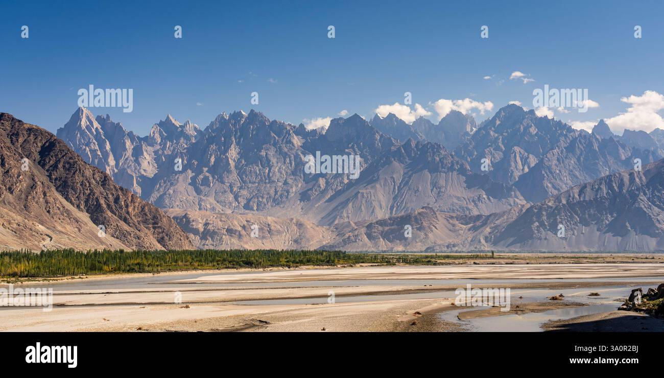 Vue panoramique du paysage de montagne de Haldi cônes dans la chaîne de Karakoram, vallée de la rivière Shyok près de Khaplu, Ghanche, Gilgit-Baltistan, Pakistan Banque D'Images