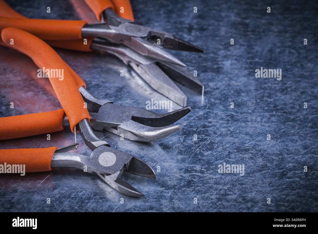 Collection de pinces coupantes isolées pinces de préhension avec poignées en caoutchouc Banque D'Images
