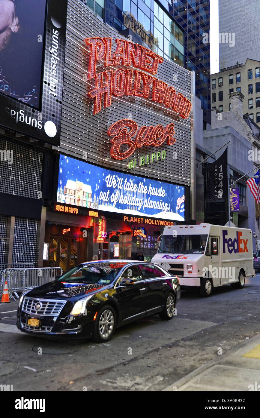 Midtown Manhattan, New York City, New York, États-Unis, Amérique du Nord, les véhicules passent devant le panneau illuminé Planet Hollywood, Manhattan, North Amer Banque D'Images