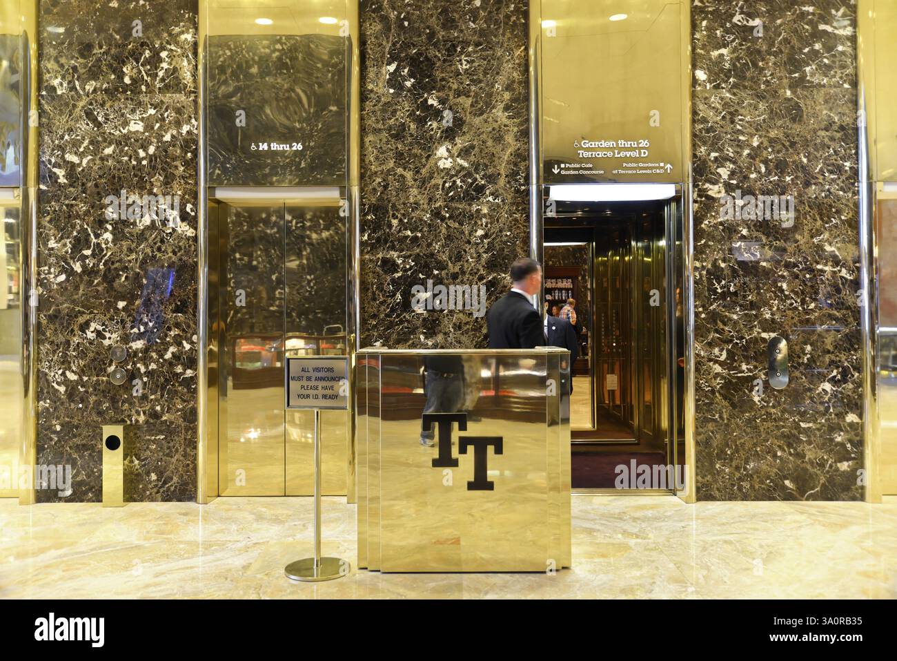 Trump Tower, 5th Ave, Midtown Manhattan, New York City, hall élégant avec mobilier en marbre et un bureau de réception avec le TT initial, Manhattan, New Banque D'Images