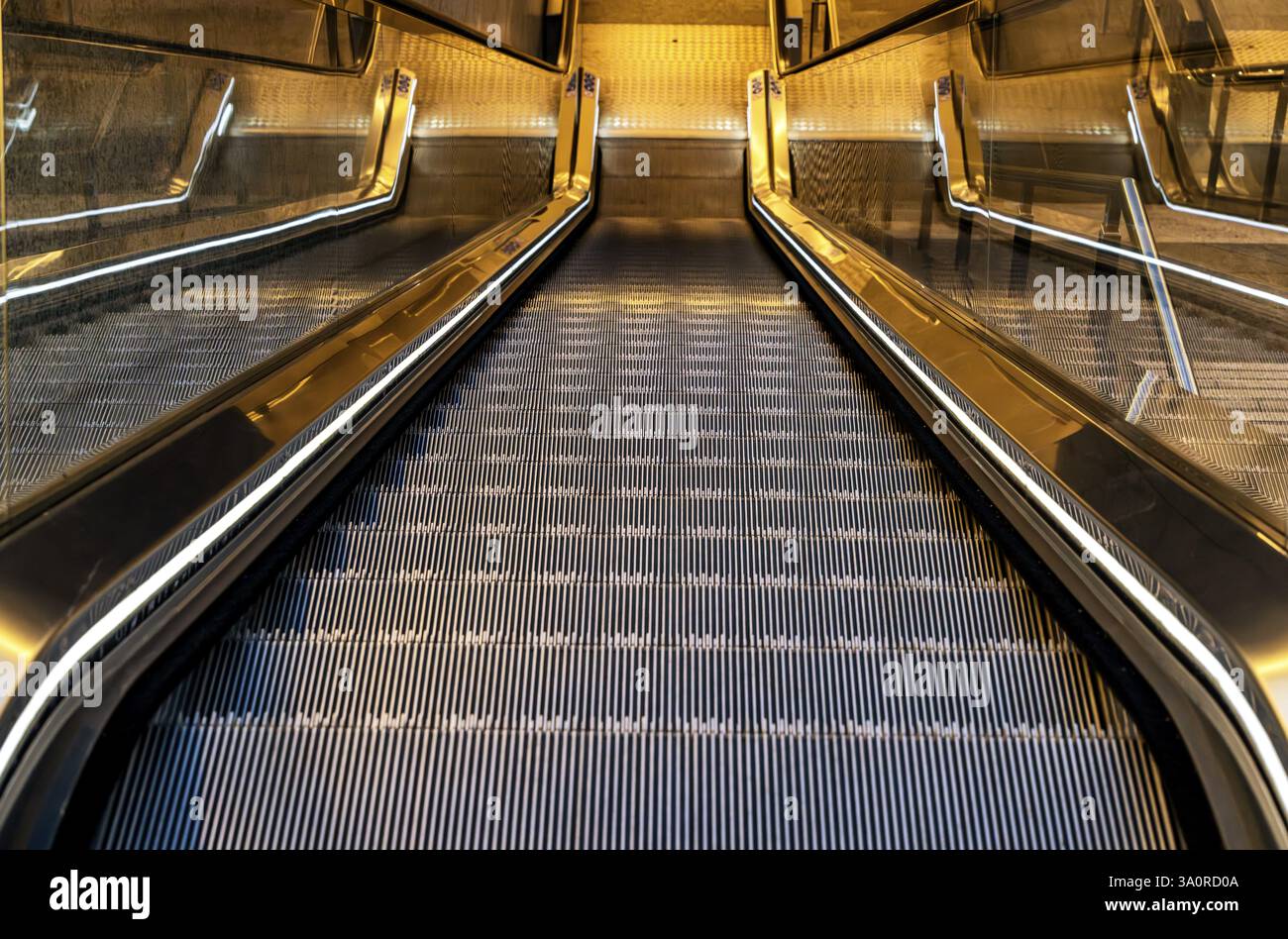 Photos de nuit, Berlin Mitte, escaliers mécaniques et station de métro Museumsinsel, Berlin, Allemagne, Europe Banque D'Images
