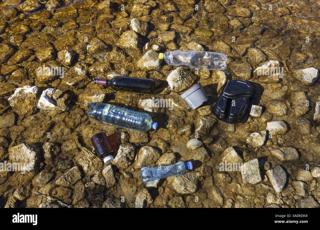 Pollution de l'environnement, déchets ménagers échoués au bord du lac, bouteilles en plastique et en verre, Autriche, Europe Banque D'Images