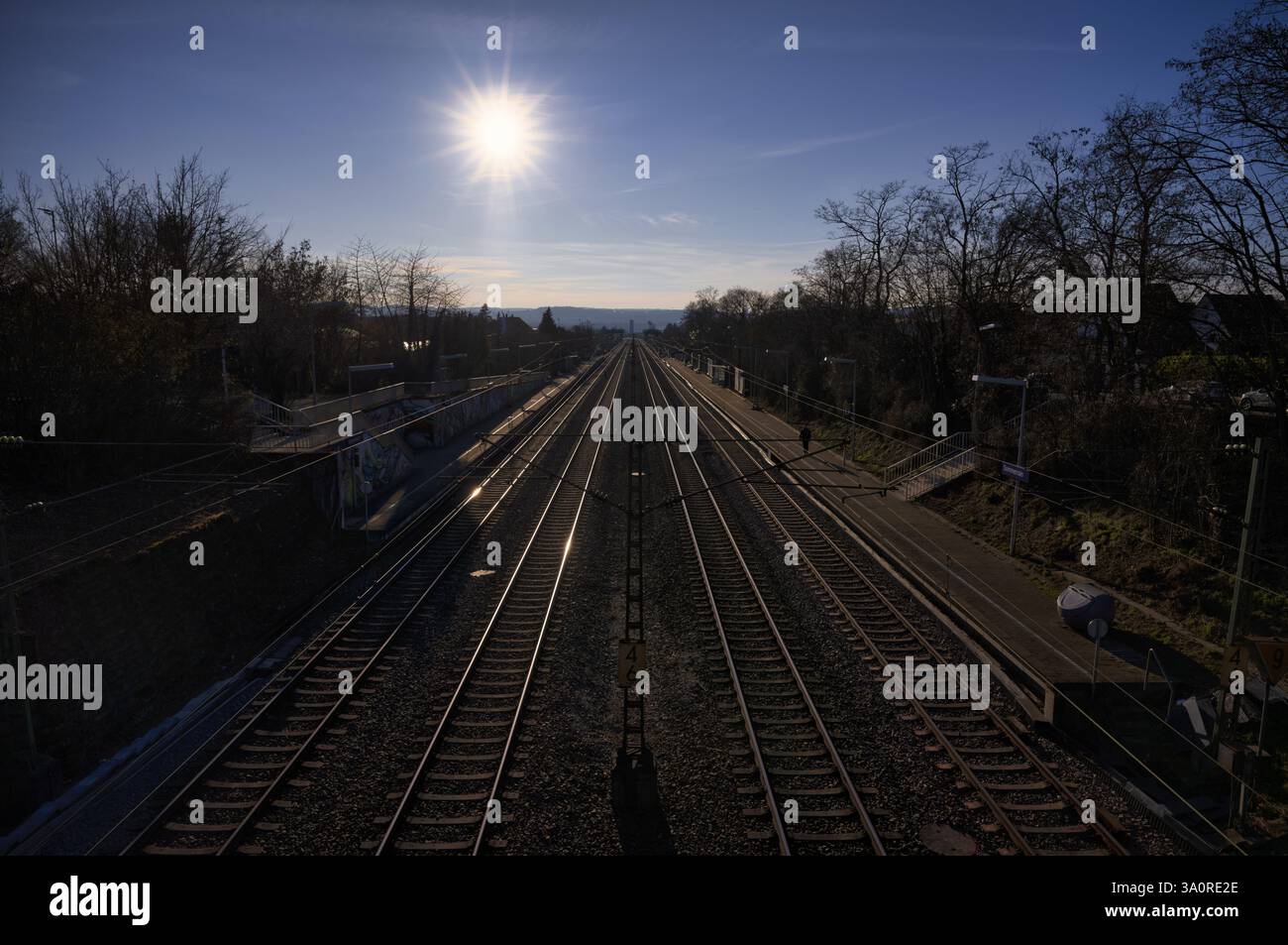 Rétroéclairage, rails, arrêt, station, plate-forme, train d'été, ambiance du soir, Stuttgart, Bade-Wuerttemberg, Allemagne, Europe Banque D'Images
