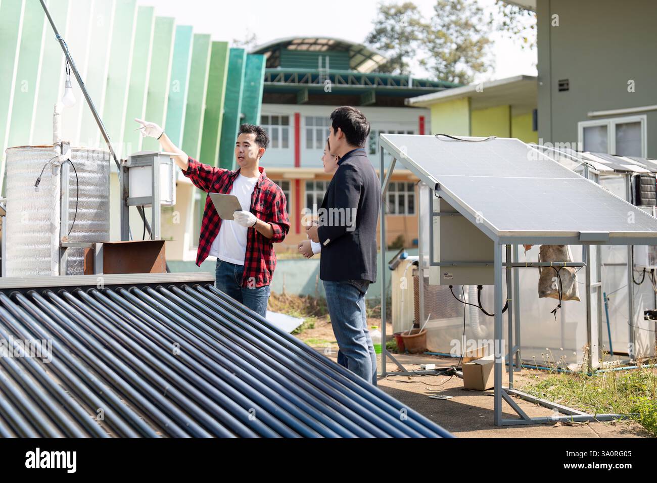 Discussion sur la technologie solaire. Les professionnels s'engagent dans la conversation sur les solutions d'énergie durable et les systèmes de panneaux solaires. Banque D'Images