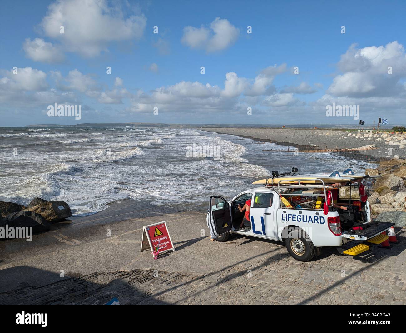 Royal National Lifeboat institution (RNLI) un sauveteur est un vehcile stationné qui surveille la plage de Ho à l'ouest dans le nord du Devon, au Royaume-Uni - Image de stock capturée avec un smartphone