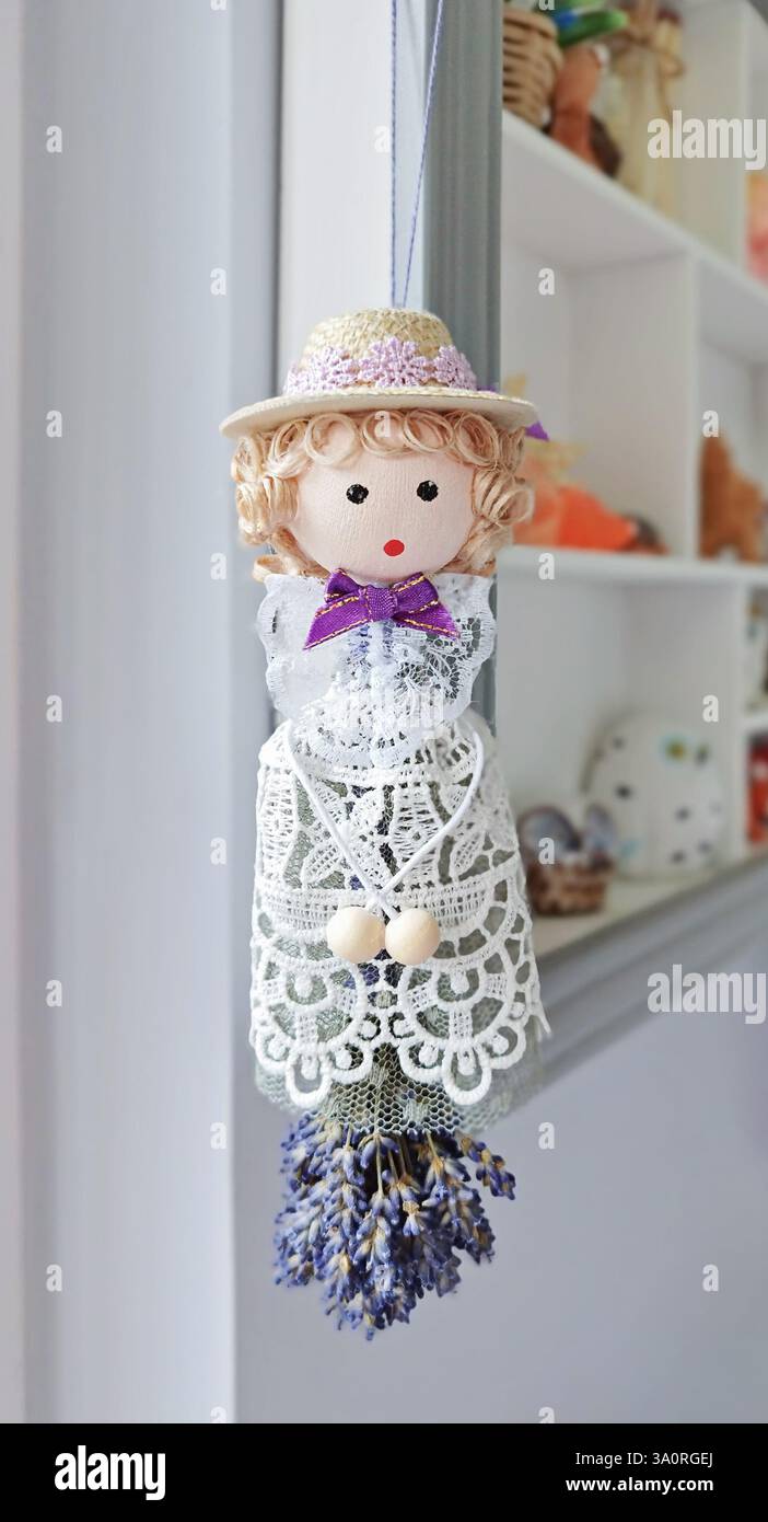Poupée fantaisiste suspendue à la lavande Bunch canaux aura romantique, ambiance romantique résonnant dans l'artisanat délicat, fond romantique infusant i Banque D'Images
