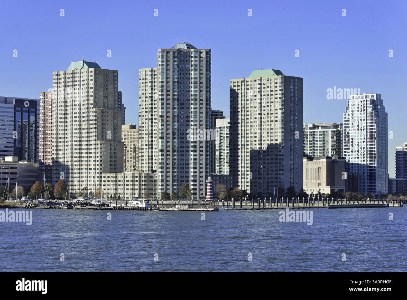 Gratte-ciel sur le front de mer par temps calme et ciel bleu, New York, Manhattan, New York City, USA, Amérique du Nord Banque D'Images