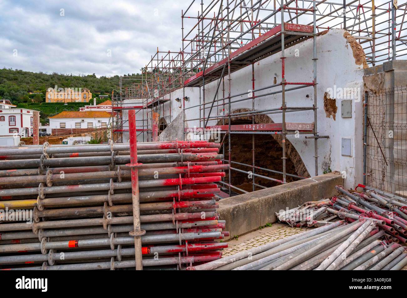 Silves, Portugal, 11-21-2024 le vieux pont Ponte Velha le pont romain en cours de restauration de conservation est recouvert de matériaux d'échafaudage Banque D'Images