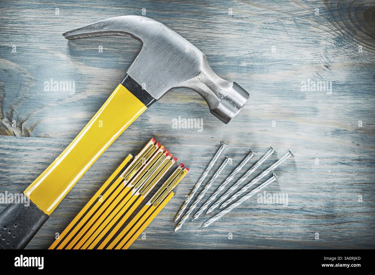 Pile de marteau de clous mètre en bois sur le concept de construction de panneaux de bois Banque D'Images