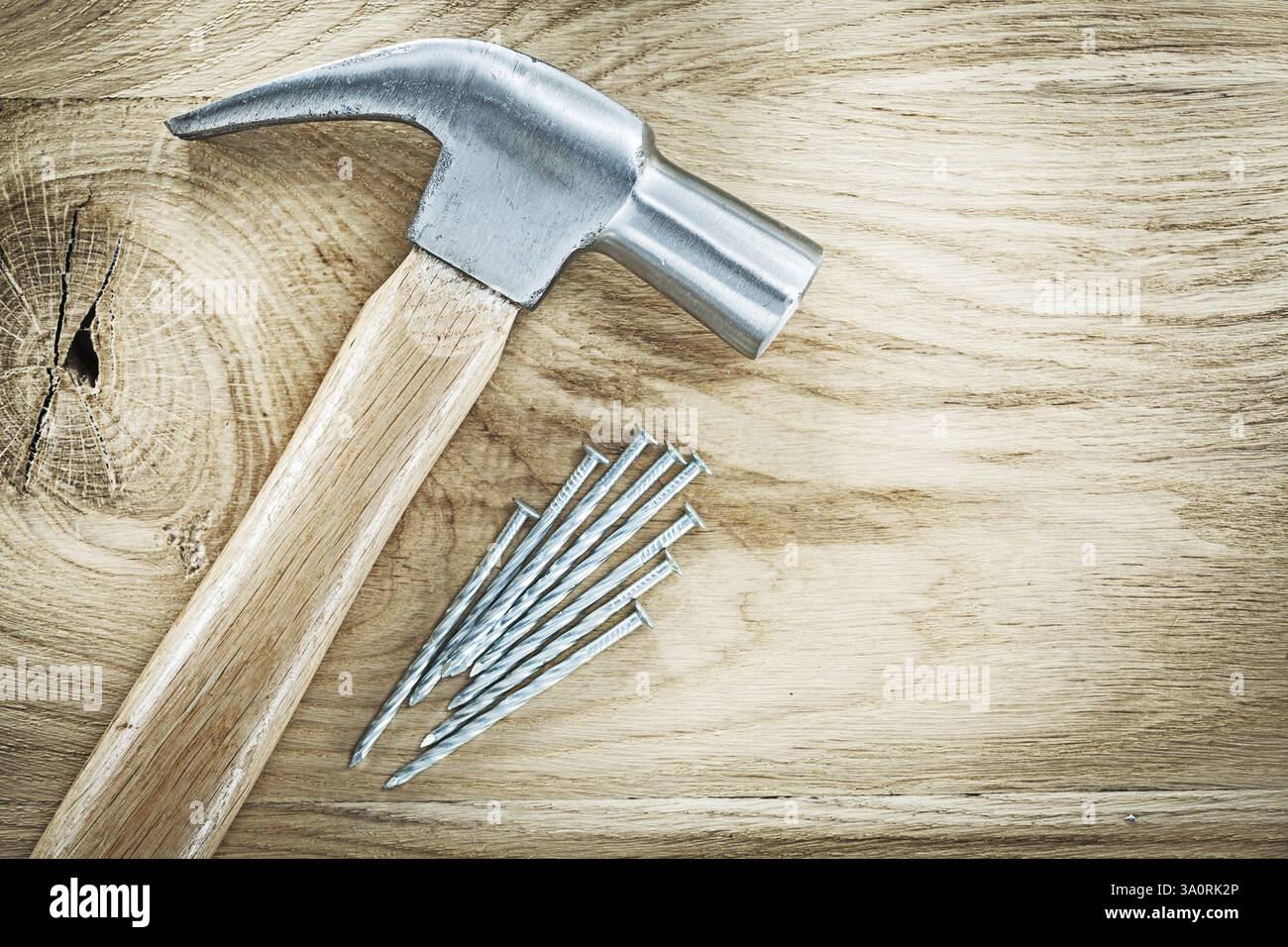 Clous de marteau à griffes sur le concept de construction de panneaux en bois Banque D'Images