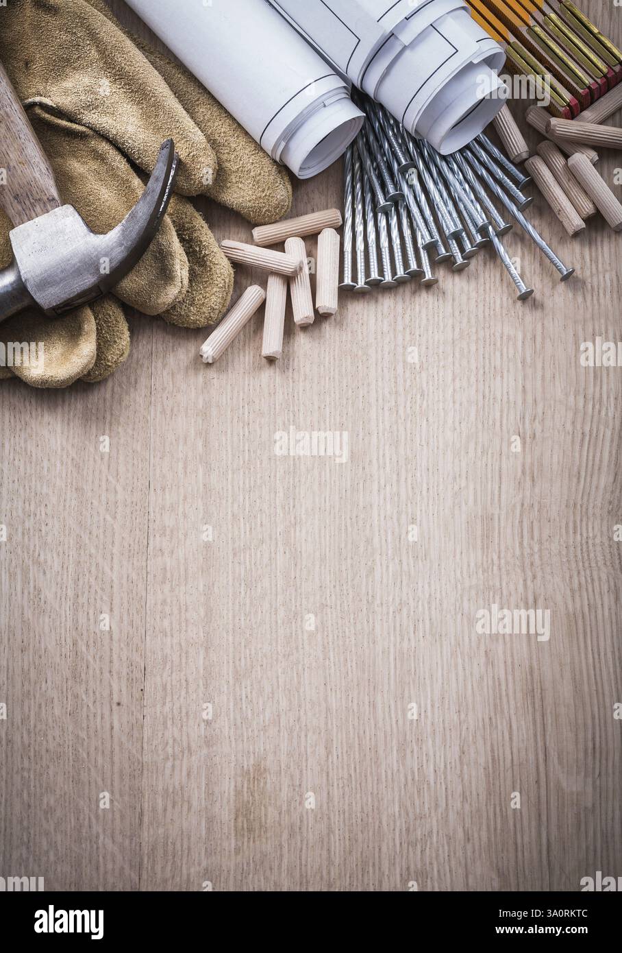 Collection de chevilles de compteur en bois plans de construction griffe marteau gants de protection en cuir et clous en métal sur le concept d'entretien de planche de bois Banque D'Images