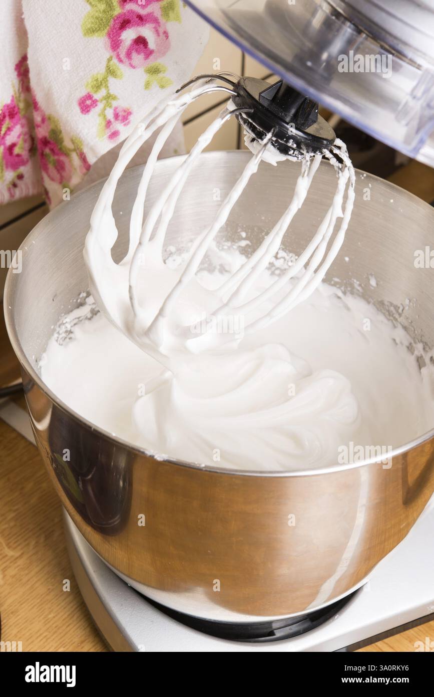 Meringue dans le robot culinaire Banque D'Images