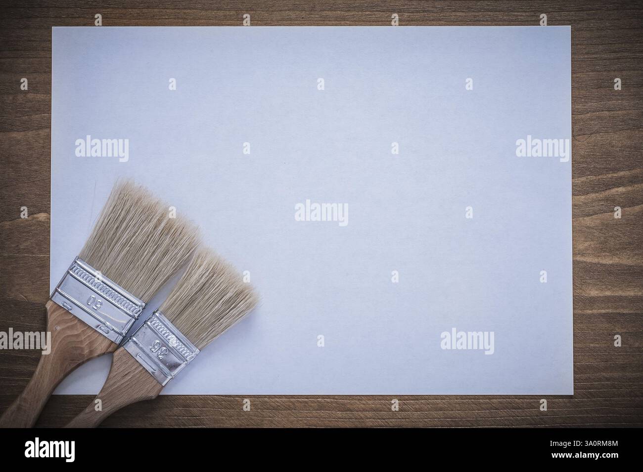 Propre feuille de papier et pinceaux concept de construction Banque D'Images
