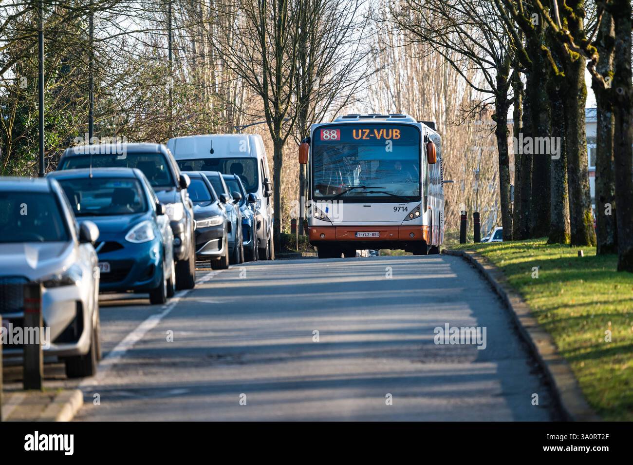 Bus en direction de UZ VUB en empruntant le Heilig Hartlaan ou l'avenue du SacrÃ coeur à jette, région de Bruxelles-capitale, Belgique, le 2 MARS 2025 Banque D'Images