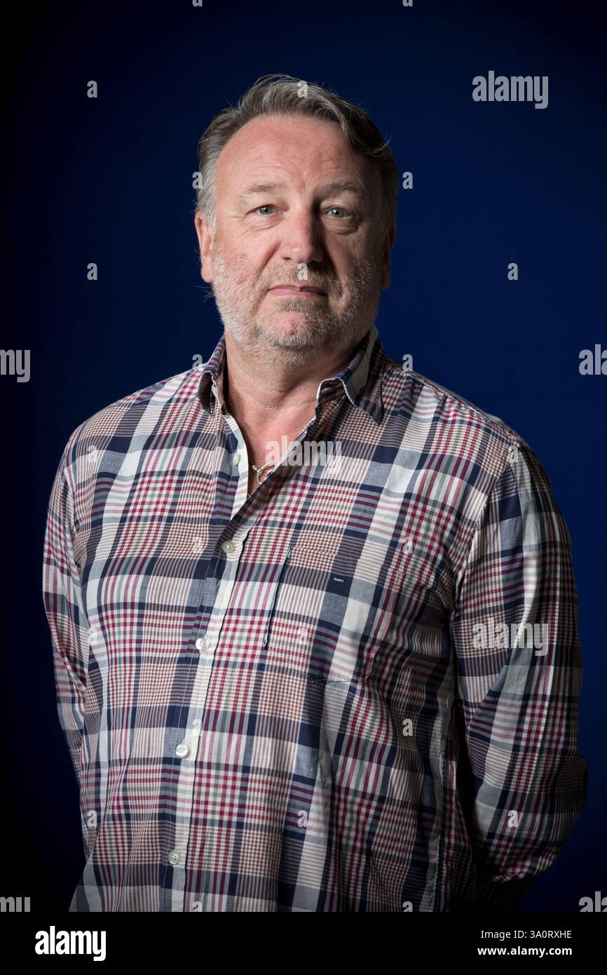 Musicien britannique et membre des groupes Joy Division et New Order, Peter Hook, photographié au Festival international du livre d'Édimbourg où il a parlé de sa carrière et de ses mémoires intitulés "Unknown Pleasures". L'événement de trois semaines est le plus grand festival littéraire du monde et se tient pendant le Festival annuel d'Édimbourg. L'événement de 2013 a présenté des conférences et des présentations de plus de 500 auteurs du monde entier et était la 30e édition du festival. Banque D'Images