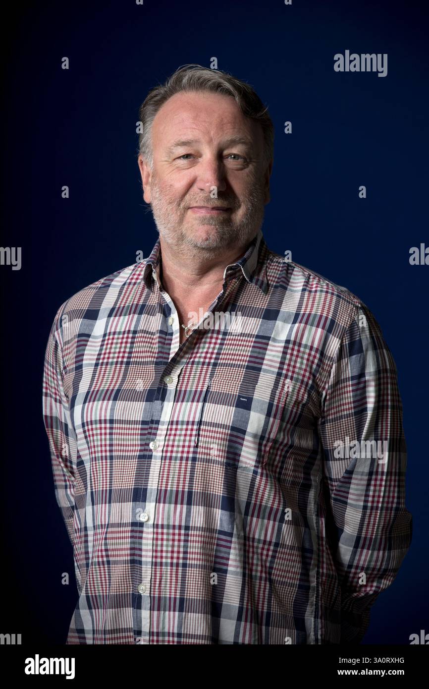 Musicien britannique et membre des groupes Joy Division et New Order, Peter Hook, photographié au Festival international du livre d'Édimbourg où il a parlé de sa carrière et de ses mémoires intitulés "Unknown Pleasures". L'événement de trois semaines est le plus grand festival littéraire du monde et se tient pendant le Festival annuel d'Édimbourg. L'événement de 2013 a présenté des conférences et des présentations de plus de 500 auteurs du monde entier et était la 30e édition du festival. Banque D'Images