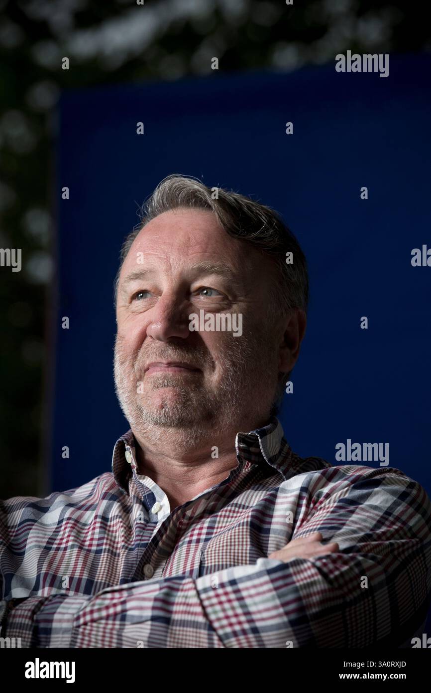 Musicien britannique et membre des groupes Joy Division et New Order, Peter Hook, photographié au Festival international du livre d'Édimbourg où il a parlé de sa carrière et de ses mémoires intitulés "Unknown Pleasures". L'événement de trois semaines est le plus grand festival littéraire du monde et se tient pendant le Festival annuel d'Édimbourg. L'événement de 2013 a présenté des conférences et des présentations de plus de 500 auteurs du monde entier et était la 30e édition du festival. Banque D'Images