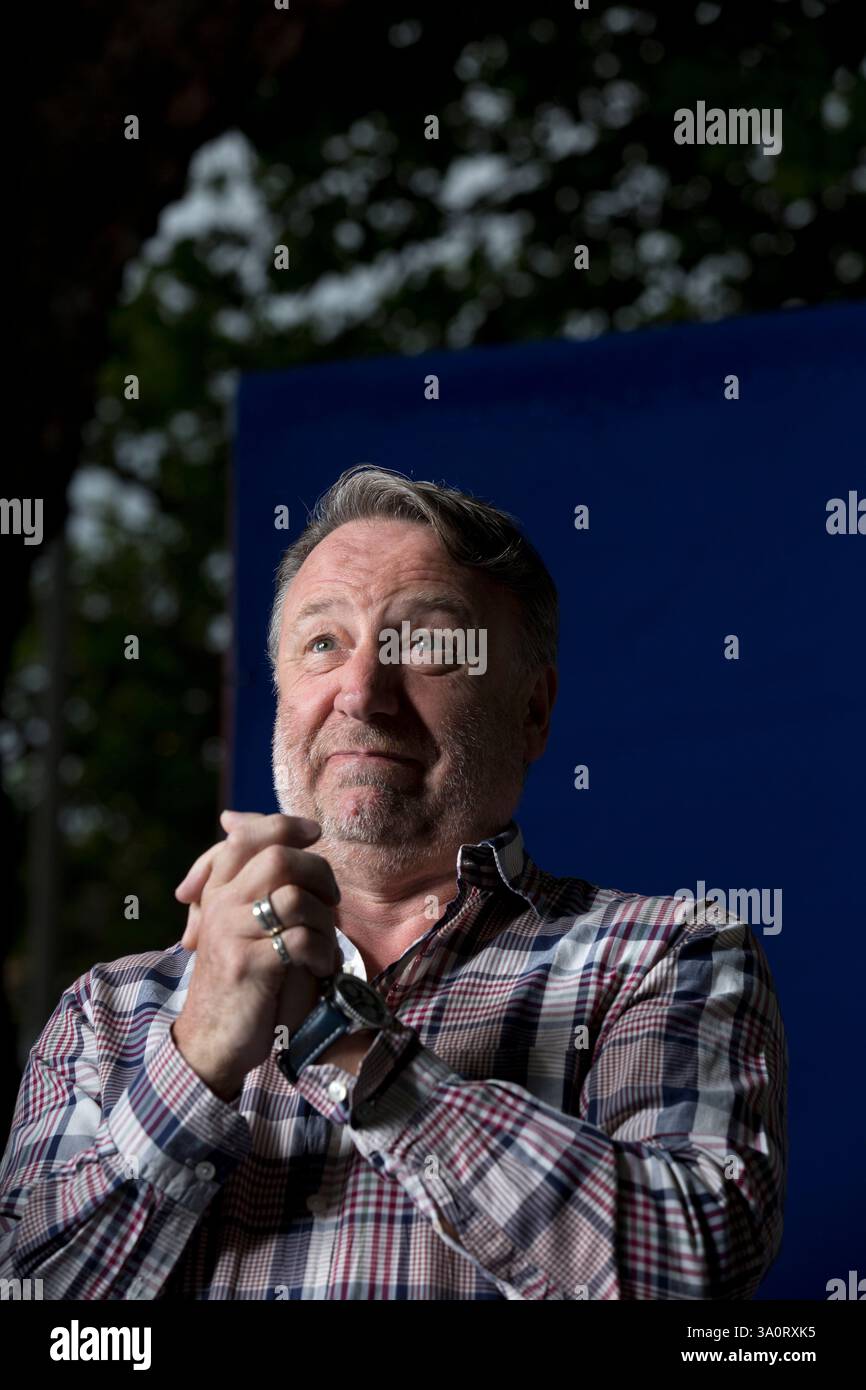 Musicien britannique et membre des groupes Joy Division et New Order, Peter Hook, photographié au Festival international du livre d'Édimbourg où il a parlé de sa carrière et de ses mémoires intitulés "Unknown Pleasures". L'événement de trois semaines est le plus grand festival littéraire du monde et se tient pendant le Festival annuel d'Édimbourg. L'événement de 2013 a présenté des conférences et des présentations de plus de 500 auteurs du monde entier et était la 30e édition du festival. Banque D'Images