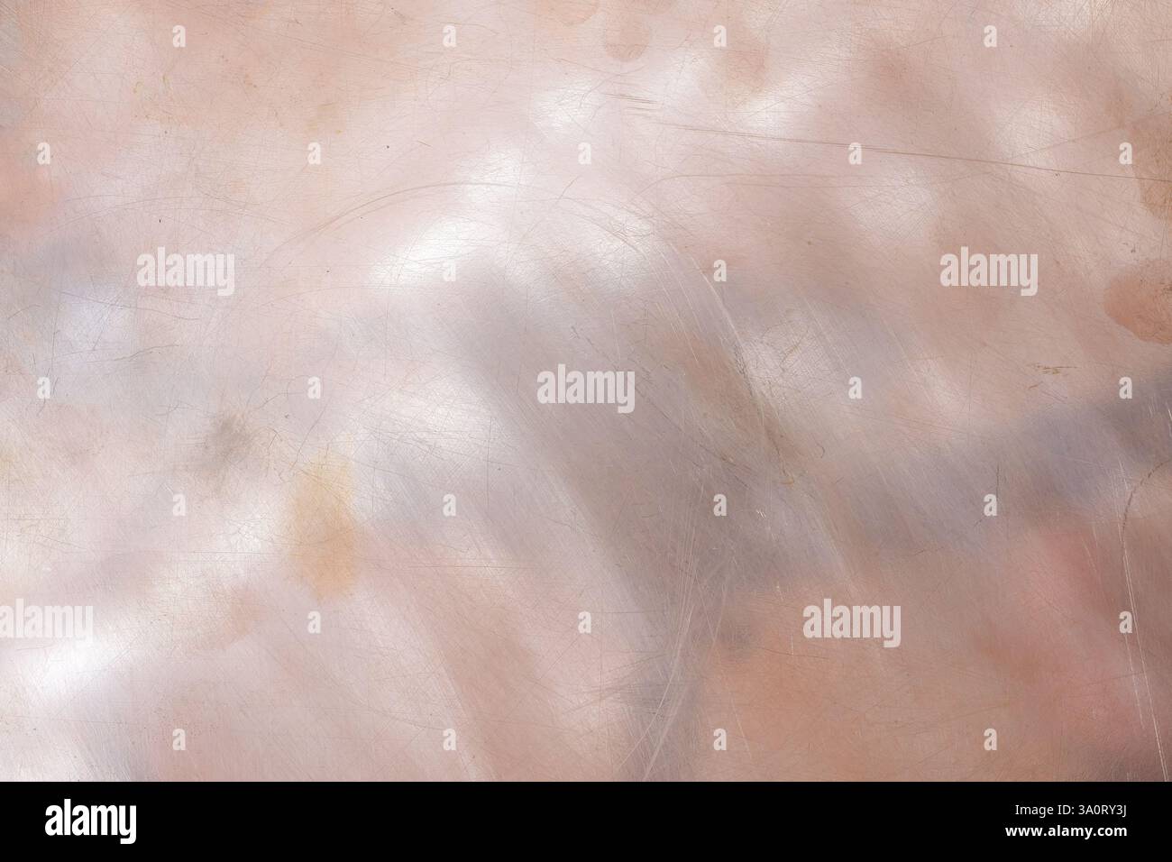 Surface en cuivre texturée pour applications esthétiques et design. Décors de design modernes, rustiques ou vintage, panneaux muraux, accents de mobilier. Banque D'Images