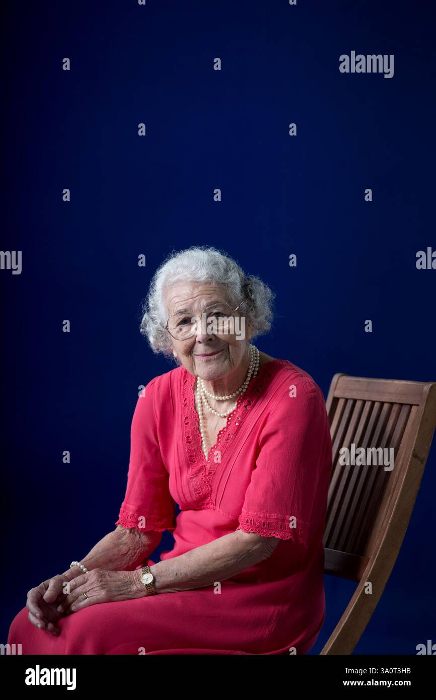 Judith Kerr, célèbre écrivain et illustratrice britannique d'origine allemande, photographiée au Festival international du livre d'Édimbourg où elle a parlé de sa carrière. L'événement de trois semaines est le plus grand festival littéraire du monde et se tient pendant le Festival annuel d'Édimbourg. L'événement de 2013 a présenté des conférences et des présentations de plus de 500 auteurs du monde entier et était la 30e édition du festival. Banque D'Images