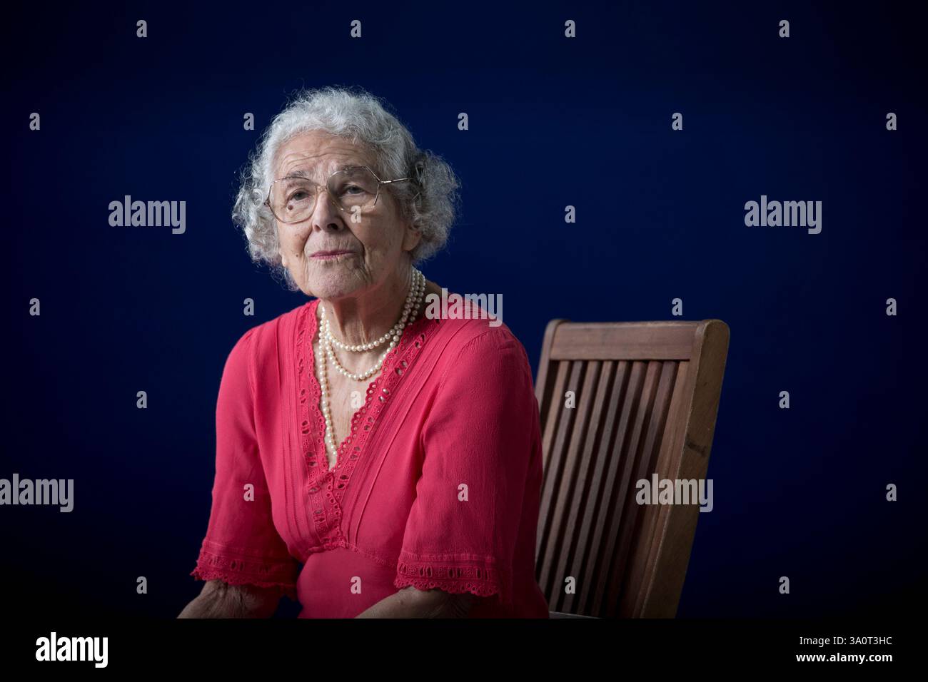 Judith Kerr, célèbre écrivain et illustratrice britannique d'origine allemande, photographiée au Festival international du livre d'Édimbourg où elle a parlé de sa carrière. L'événement de trois semaines est le plus grand festival littéraire du monde et se tient pendant le Festival annuel d'Édimbourg. L'événement de 2013 a présenté des conférences et des présentations de plus de 500 auteurs du monde entier et était la 30e édition du festival. Banque D'Images