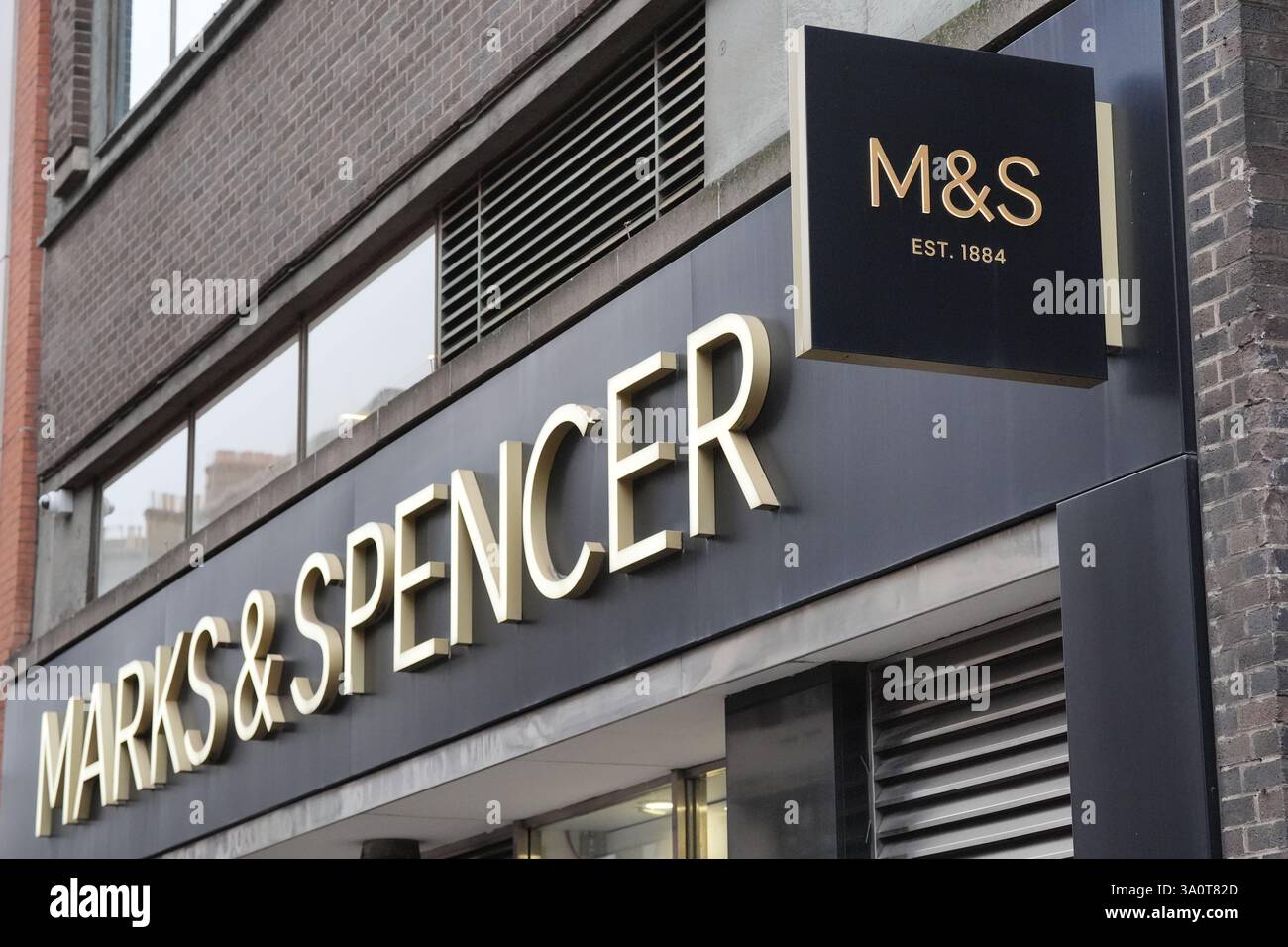Photo du dossier datée du 08/01/25 d'un magasin Marks and Spencer sur Oxford Street à Londres. Marks & Spencer a déclaré qu'il augmenterait les salaires de ses milliers d'ouvriers de magasin en même temps que le salaire minimum augmente dans tout le Royaume-Uni en avril. Date d'émission : mercredi 5 mars 2025. Banque D'Images