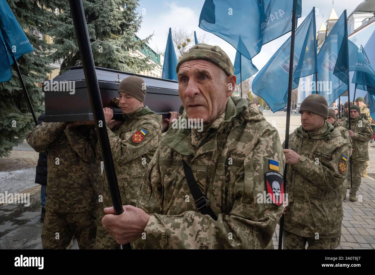 Servicemen carry the coffin of Ukrainian soldier Vasyl Ratushnyy, 28, during the funeral ceremony in St. Michael Cathedral in Kyiv, Ukraine, Wednesday, March 5, 2025. (AP Photo/Efrem Lukatsky) Banque D'Images