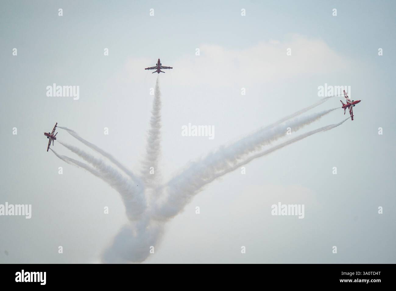 Bangkok, Thaïlande. 05 mars 2025. Des avions de chasse indiens pulvérisent de la fumée lors de la répétition du spectacle aérien. Le chasseur indien 'Suryakiran Aerobatic Team' se joint à la répétition du salon aérien pour marquer le 88e anniversaire de la Royal Thai Air Force à Bangkok. (Photo de Seksan Rochanametakul/SOPA images/SIPA USA) crédit : SIPA US/Alamy Live News Banque D'Images